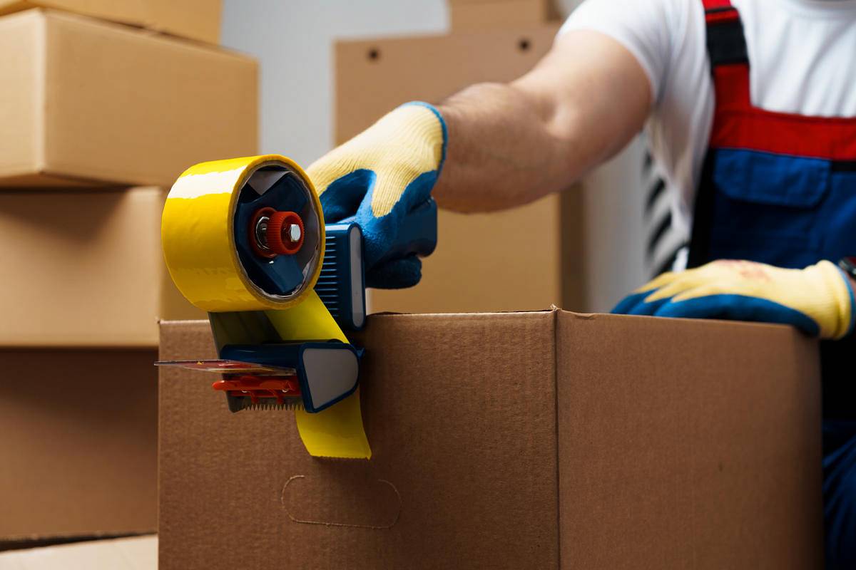 worker-taping-cardboard-boxes-for-shipping-with-di-2026-01-09-06-33-56-utc.jpg